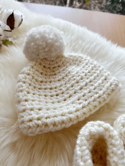 Crochet baby pompom beanie and booties | baby gift | newborn gift | 0-3 month baby | photography