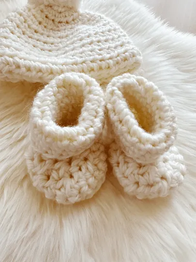 Crochet baby pompom beanie and booties | baby gift | newborn gift | 0-3 month baby | photography