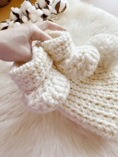 Crochet baby pompom beanie and booties | baby gift | newborn gift | 0-3 month baby | photography