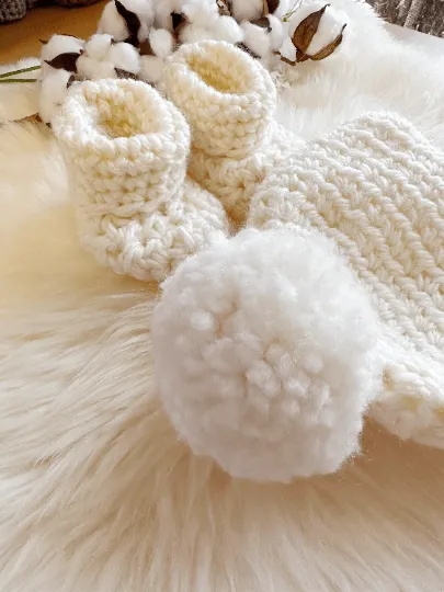 Crochet baby pompom beanie and booties | baby gift | newborn gift | 0-3 month baby | photography